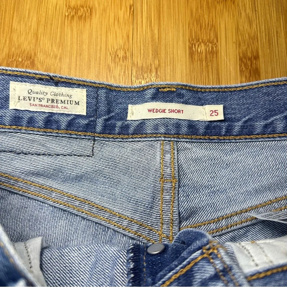 Levi’s Medium Wash Wedgie Distressed Denim Jean Shorts - Picture 10 of 13